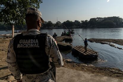 Un miembro de la Guardia Nacional vigila la orilla del río Suchiate, en la frontera entre México y Guatemala en enero de 2021.