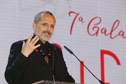 La galería de cristal del Palacio Cibeles de Madrid acogió anoche la 7º edición de la Gala Sida, la primera edición que se celebraba en la capital. Se trata de una gala organizada por la Fundación Lucha contra el Sida presidida por el doctor Bonaventura Clotet y dirigida por Miguel Bosé, destinada a recaudar fondos para financiar los proyectos de investigación que lleva a cabo la fundación, centrados en acabar con el VIH a través de la vacuna. "Un día me juré a mí mismo que haría algo para ayudar a darle fin a esta terrible epidemia", declaró el cantante. "Quiero un mundo en el que el VIH haya sido vencido".