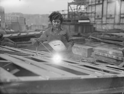 La soldadora Dorothy trabajando en la construcción del Puente Waterloo en 1944.