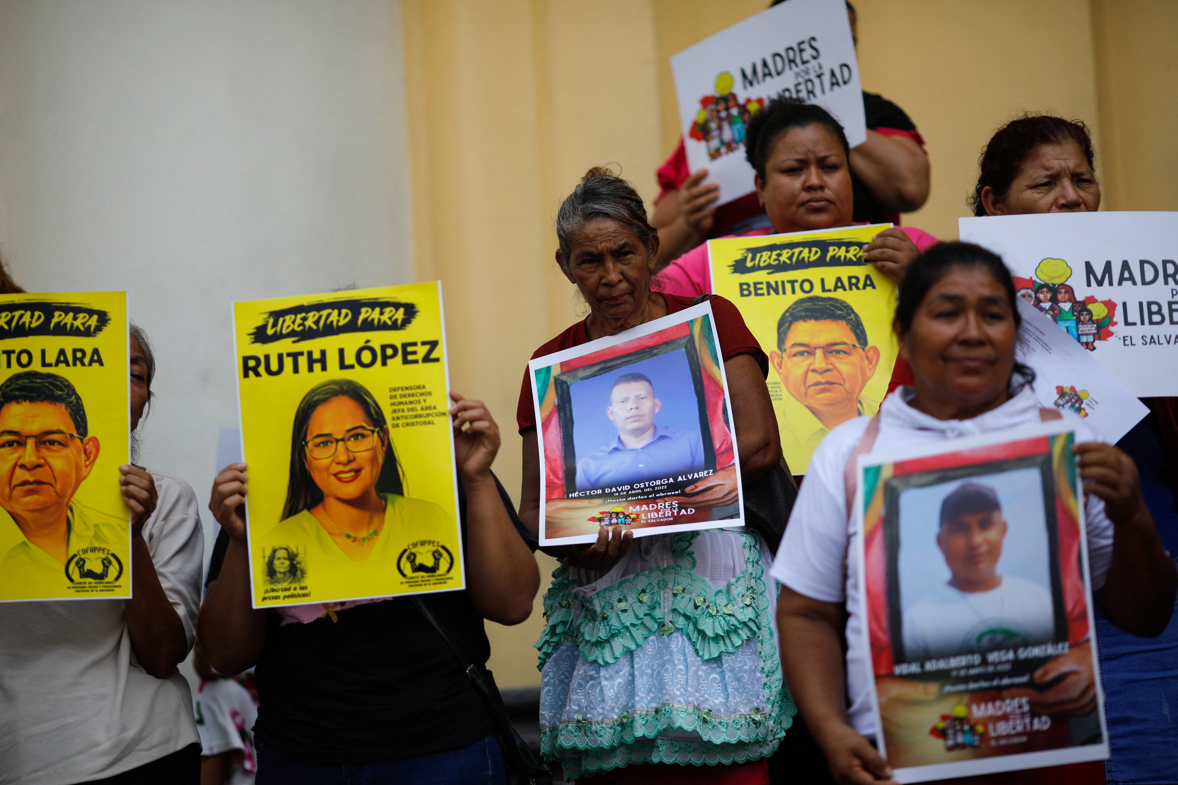 Cientos de mujeres de El Salvador se organizan para buscar a sus hijos en las cárceles de Bukele: “Compartimos el mismo dolor de la incertidumbre”