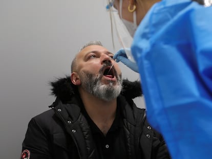 Um homem é submetido a um teste no aeroporto de Amsterdam.