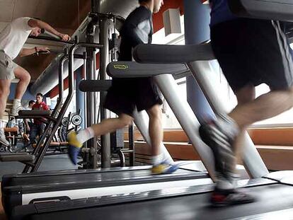 Varias personas hacen ejercicio en el gimnasio de la Ciudad Deportiva de Valdelasfuentes de Alcobendas (Madrid).