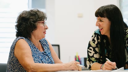 Dos mujeres comparten experiencias en una charla sobre edadismo, una discriminación por razones de edad.
