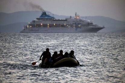 Los refugiados, en su mayoría sirios que huyen de la situación de su país, realizan un largo camino hasta llegar a Europa. Atraviesan Turquía y deben emplear barcazas para llegar a la orilla de la isla de Kos, en Grecia (en la imagen). Desde allí, pasan a Europa continental. En la última semana lo han hecho casi 21.000 personas, según la ONU.