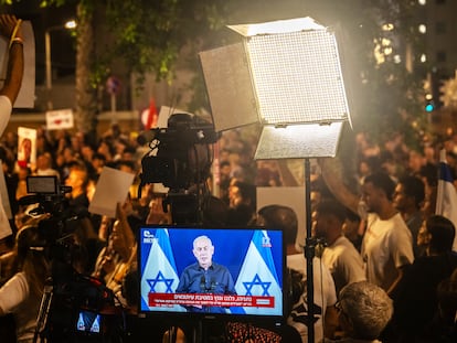 La televisión israelí retransmite una rueda de prensa de Netanyahu durante una manifestación de los familiares de los rehenes en Gaza, el 18 de noviembre de 2023, en Tel Aviv.