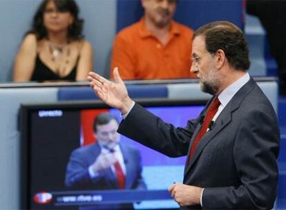 Mariano Rajoy, durante su primera intervención en <i>Tengo una pregunta para usted,</i> en abril de 2007.