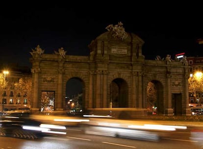 La Puerta de Alcalá ha sido uno de los lugares de Madrid que han vivido también cinco minutos de parón.