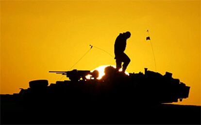 Un soldado estadounidense sobre un carro de combate antes de unas maniobras nocturnas en la frontera con Irak.