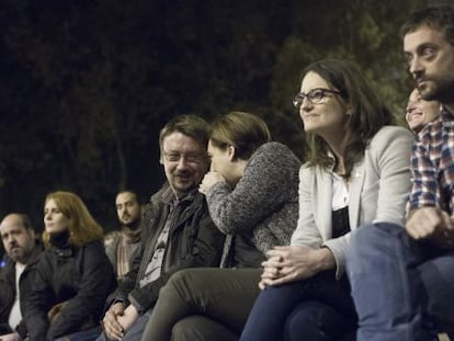 Xavier Domènech convresa con Ada Colau junto la portavoz de Comprimís, Mónica Oltra (2d) y el alcalde de La Coruña Xulio Ferreiro.