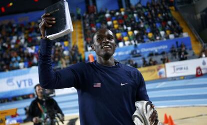 Will Claye, con la biblia en la mano, tras ganar el triple salto.