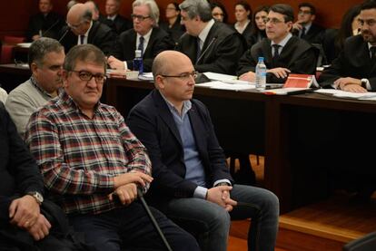 Alfredo de Miguel (en el centro) asiste hoy junto a Aitor Teller&iacute;a y el resto de imputados al juicio por el mayor caso de corrupci&oacute;n vasco.