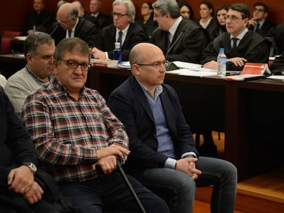 Alfredo de Miguel (en el centro) asiste hoy junto a Aitor Teller&iacute;a y el resto de imputados al juicio por el mayor caso de corrupci&oacute;n vasco.