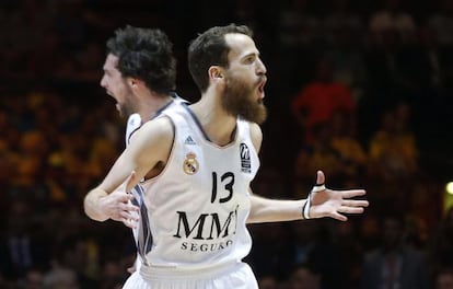 Sergio Rodr&iacute;guez y Llull celebran una canasta.