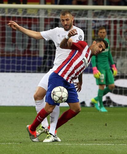 Gamez (d) y Benzema luchan por la pelota.