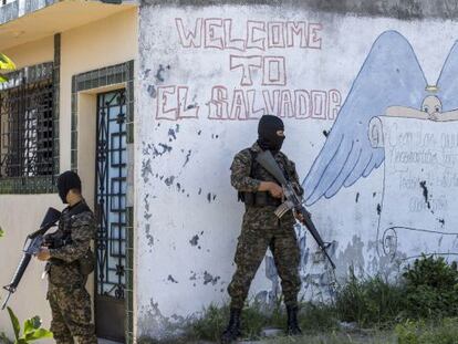 Un par de soldados resguardan las calles Ilopango, El Salvador. 