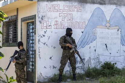 Un par de soldados resguardan las calles Ilopango, El Salvador. 