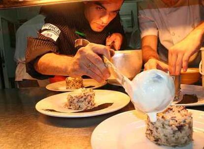 Sergio Azagra pone queso fundido a flanes de arroz salteados con setas del bosque.