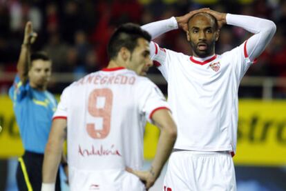 Kanouté se lamenta durante el partido