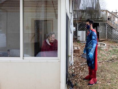 Mayank Amin visita el hogar de Nancy Higgins para sorprenderla con la vacuna contra la enfermedad del coronavirus.