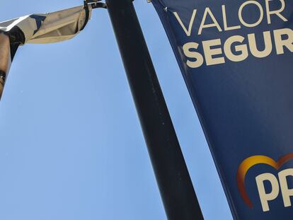 Una bandera con el cartel electoral de Pablo Casado, en Alfaro.