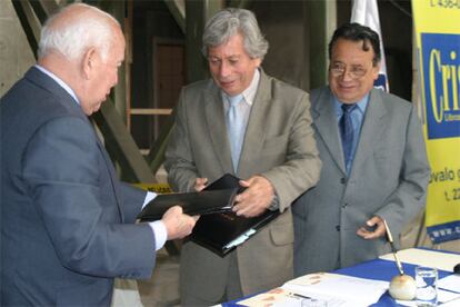 Jess de Polanco, presidente del Grupo PRISA; Javier Sota Nadal, ministro de Educacin de Per, y Sinesio Lpez, director de la Biblioteca Nacional de Per, durante la firma del convenio de colaboracin con la BNP.