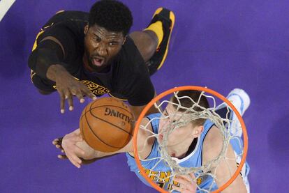 Hibbert y Jokic.