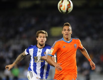 Hace dos semanas, Del Bosque y Toni Grande estuvieron en el Coliseum, viendo el Getafe-Valencia y allí, Rodrigo, de 23 años y padres brasileños, cuajó una actuación que les encandiló. Formado en la cantera del Madrid, aterrizó en el Valencia este verano, venido del Benfica. Allí ha sido desplazado al puesto de interior derecho por Alcácer, con quien establece muy buena simbiosis en el equipo de Nuno. En la imagen, Rodrigo controla un balón en el partido contra la Real el pasado 28 de septiembre.