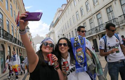 Aficionadas del Real Madrid saca de selfie en el centro de Lisboa.