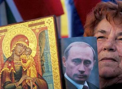 Una mujer serbia muestra un retrato del presidente ruso, Vladímir Putin, y una imagen de la Virgen María en Mitrovica durante una manifestación contra la independencia kosovar.