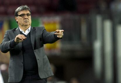  El entrenador argentino del F. C. Barcelona, Gerardo "Tata" Martino, durante el encuentro correspondiente a la ida de la semifinal de la Copa del Rey, que disputan esta noche frente a la Real Sociedad en el estadio del Camp Nou.