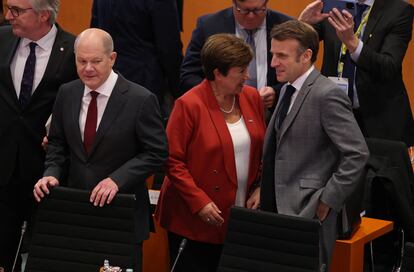El canciller alemán, Olaf Scholz, la directora gerente del FMI, Kristalina Georgieva, y el presidente francés, Emmanuel Macron, en la cumbre del G20 Compact with Africa, el 20 de noviembre en Berlín.