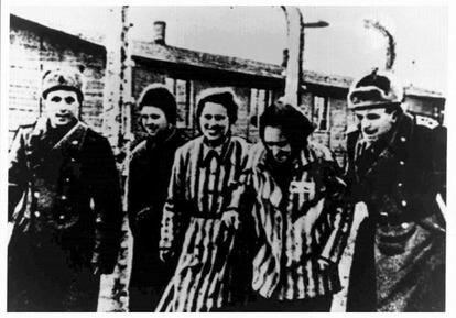 Prisioneros del campo de concentración de Auschwitz en el momento de su liberación en enero de 1945