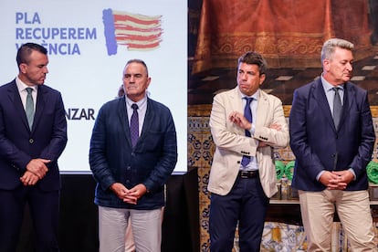 El presidente de la Diputación de Valencia, Vicente José Mompó, el conseller para la recuperación Económica, Francisco José Gan Pampols, el 'president' de la Generalitat, Carlos Mazón, y el conbseller de Medio Ambiente, Vicente Martínez Mus, durante el acto de entrega de reconocimientos con motivo del Día Europeo de la Movilidad, en el Palau de la Generalitat