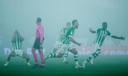 Los jugadores del Betis celebran la remontada ante la Real.