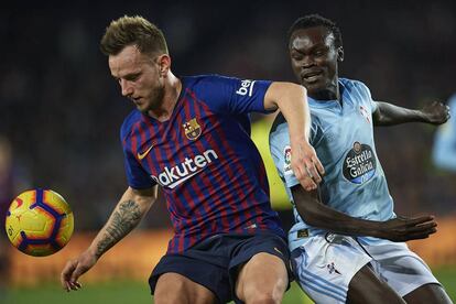 Rakitic y Sisto disputan un balón.