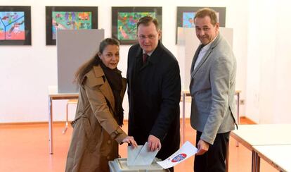El candidato de Die Linke, Bodo Ramelow, en el centro, vota este domingo. 