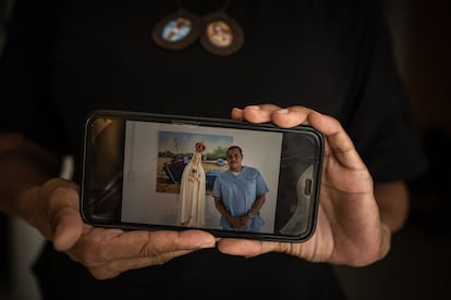 Darling Arrieta, hermana de Edwin, sostiene una fotografía de su hermano en su barrio natal en Lorica, Córdoba (Colombia) el 10 de agosto del 2023. 