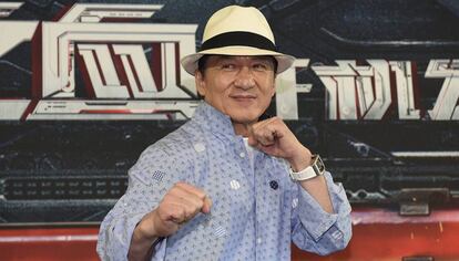 El actor hongkon&eacute;s Jackie Chan posando para los medios durante una rueda de prensa en Sydney, Australia. 