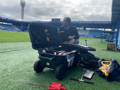 Javier Gutiérrez, de Acttua, auditor de riego de los campos de LaLiga, organiza sus herramientas antes de examinar el terreno de juego de El Toralín, el estadio de la SD Ponferradina.