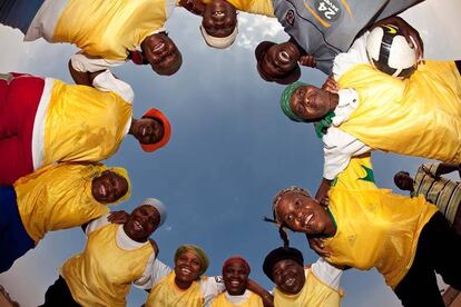 Jugadoras de uno de los equipos de fútbol de abuelas de Sudáfrica, dirigidas por Beka Ntsanwisi.