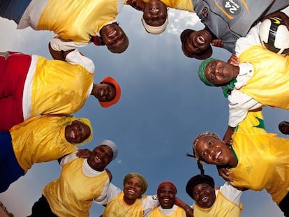 Jugadoras de uno de los equipos de fútbol de abuelas de Sudáfrica, dirigidas por Beka Ntsanwisi.