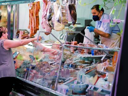 Una mujer compra en un mercado de Madrid esta semana.