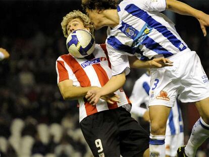 Llorente, a la izquierda, impide que Lamas conecte un cabezazo.