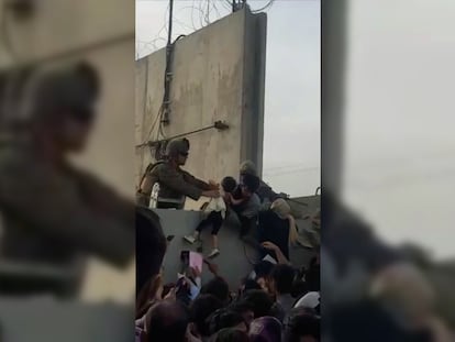 Vídeo | Las tropas estadounidenses ayudan a varias personas a saltar el muro del aeropuerto de Kabul