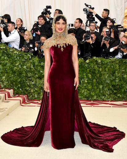 Priyanka Chopra vistió un diseño de Ralph Lauren con una espectacular capucha hecha de cristales  de Swarovski y cuentas de oro. Crearla supuso 250 horas de trabajo. Las joyas son de Cartier.