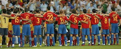 Los jugadores de la selección española de fútbol escuchan el himno nacional abrazados, antes de iniciar un partido.