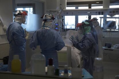 Personal médico atiende a un paciente con coronavirus en el Hospital Los Arcos de San Javier, en Murcia. Los casos de personas afectadas en la comunidad son 1.049, lo que supone uno más con respecto a los 1.048 registrados en el último balance publicado el martes.
