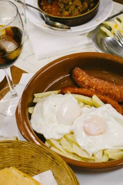 Los clásicos huevos fritos con chistorra que sirven en La Belmontina.