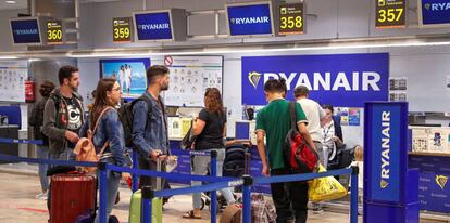 Varias personas esperan a ser atendidas en los mostradores de facturación de la compañía aérea Ryanair en el aeropuerto Madrid-Barajas.