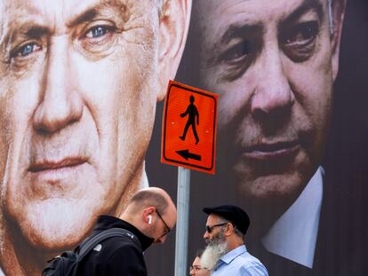 Benny Gantz (izquierda) y Benjamín Netanyahu, en un cartel de la campaña electoral de marzo.